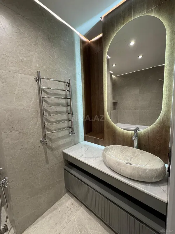 Satılır 4 otaqlı mənzil 183 m²