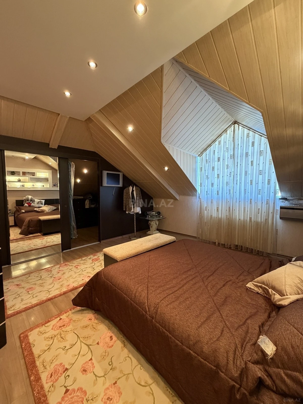 Satılır 7 otaqlı mənzil 306 m²