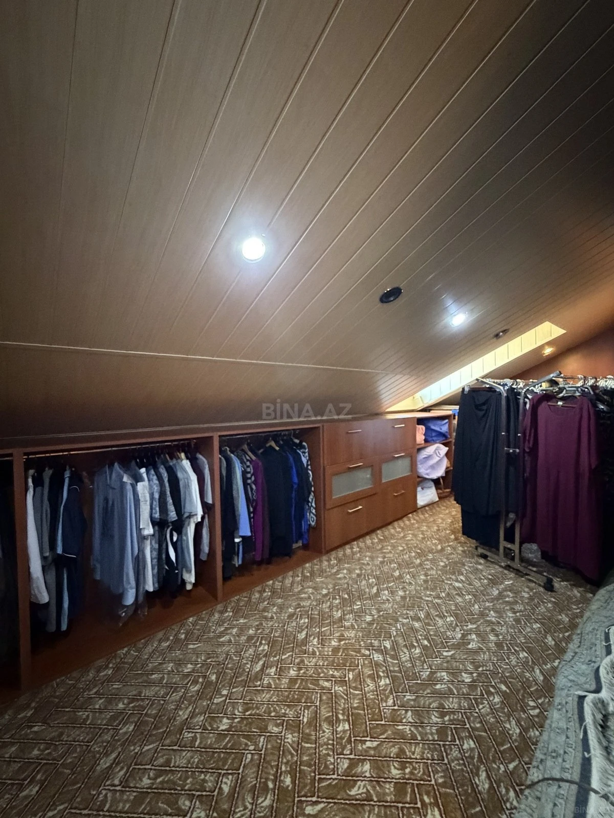 Satılır 7 otaqlı mənzil 306 m²