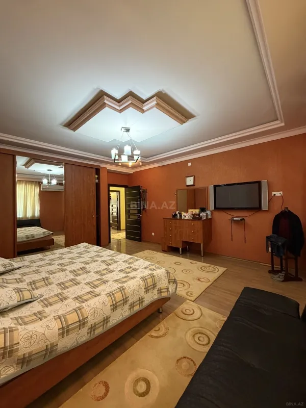 Satılır 7 otaqlı mənzil 306 m²