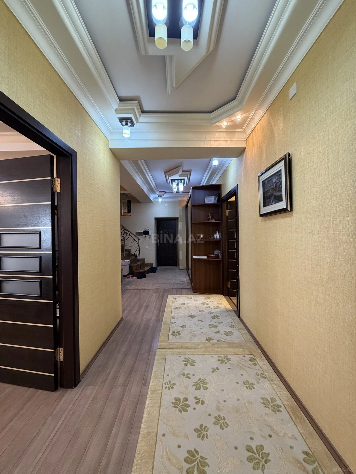 Satılır 7 otaqlı mənzil 306 m²