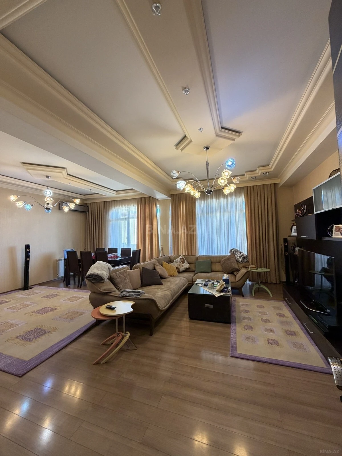 Satılır 7 otaqlı mənzil 306 m²