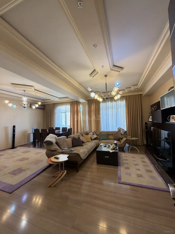 Satılır 7 otaqlı mənzil 306 m²