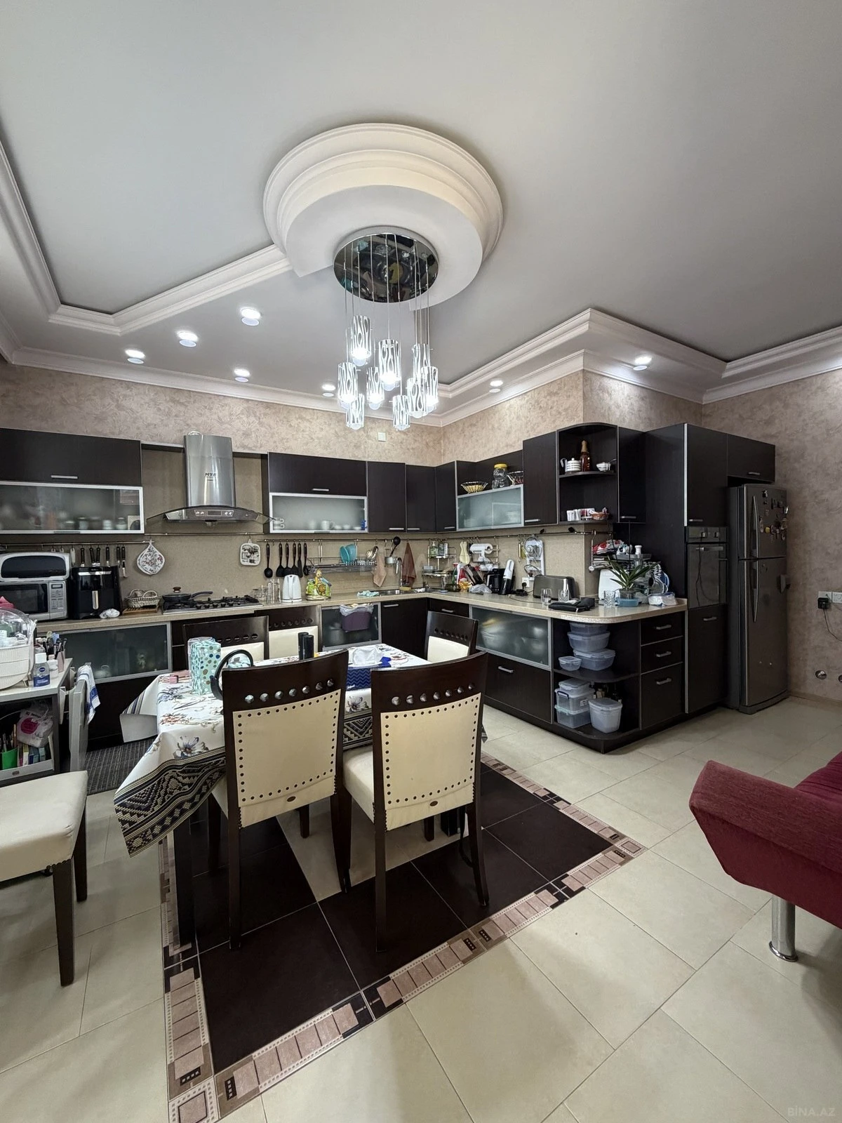 Satılır 7 otaqlı mənzil 306 m²