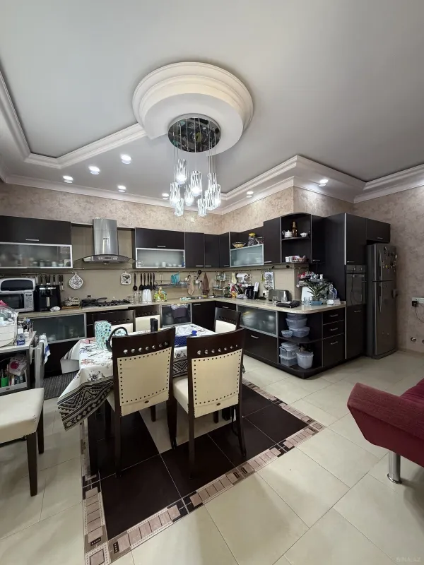 Satılır 7 otaqlı mənzil 306 m²