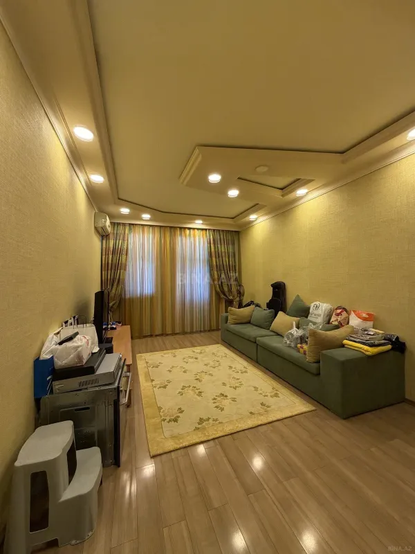 Satılır 7 otaqlı mənzil 306 m²