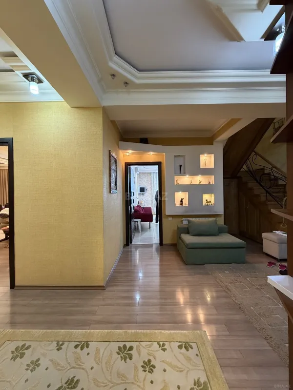 Satılır 7 otaqlı mənzil 306 m²