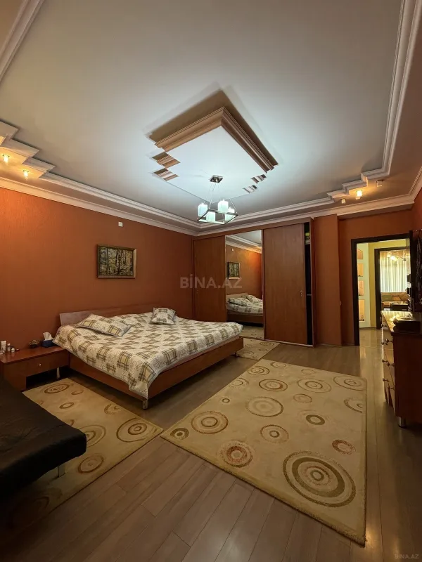 Satılır 7 otaqlı mənzil 306 m²