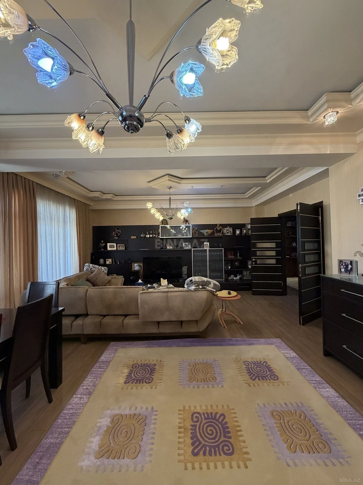 Satılır 7 otaqlı mənzil 306 m²