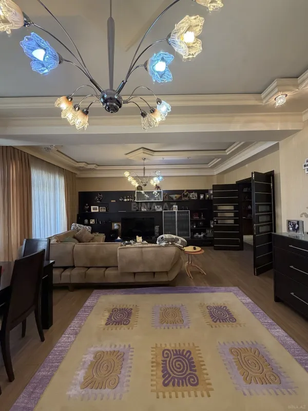 Satılır 7 otaqlı mənzil 306 m²