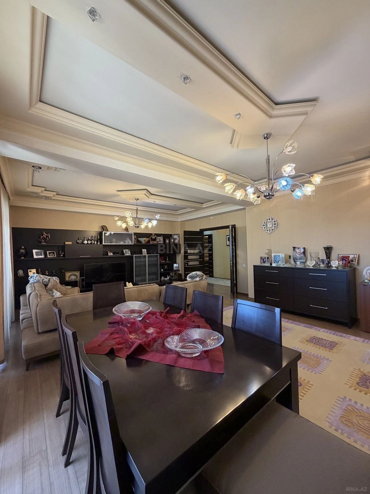 Satılır 7 otaqlı mənzil 306 m²