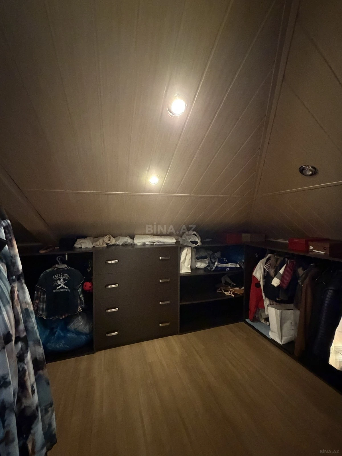 Satılır 7 otaqlı mənzil 306 m²