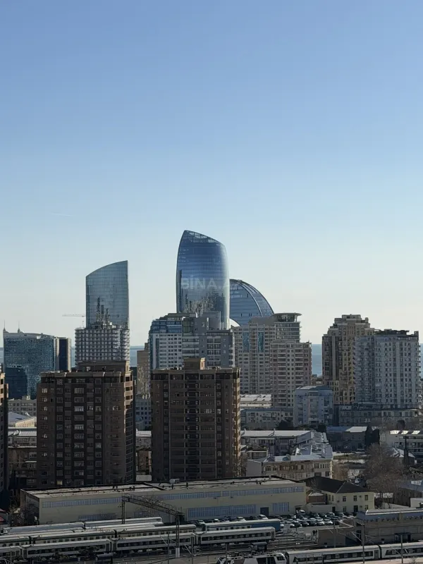 Satılır 7 otaqlı mənzil 306 m²