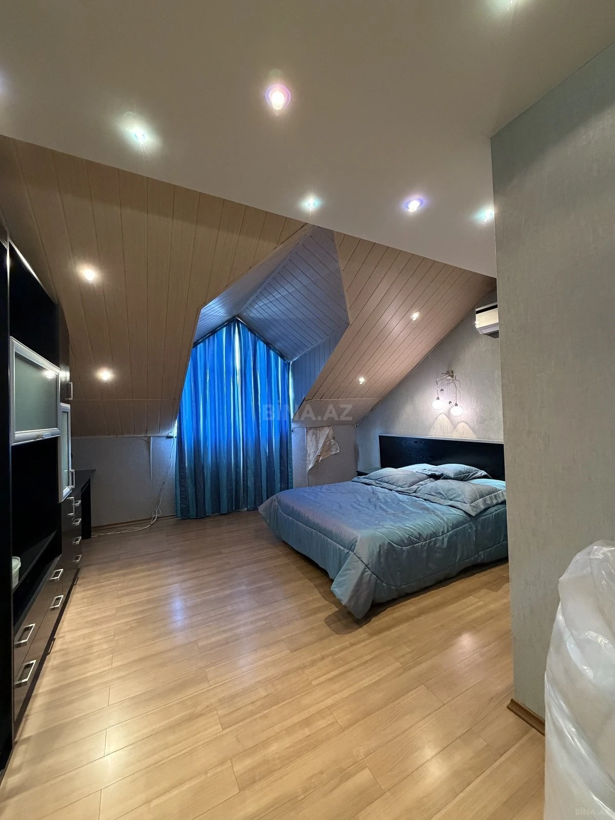 Satılır 7 otaqlı mənzil 306 m²