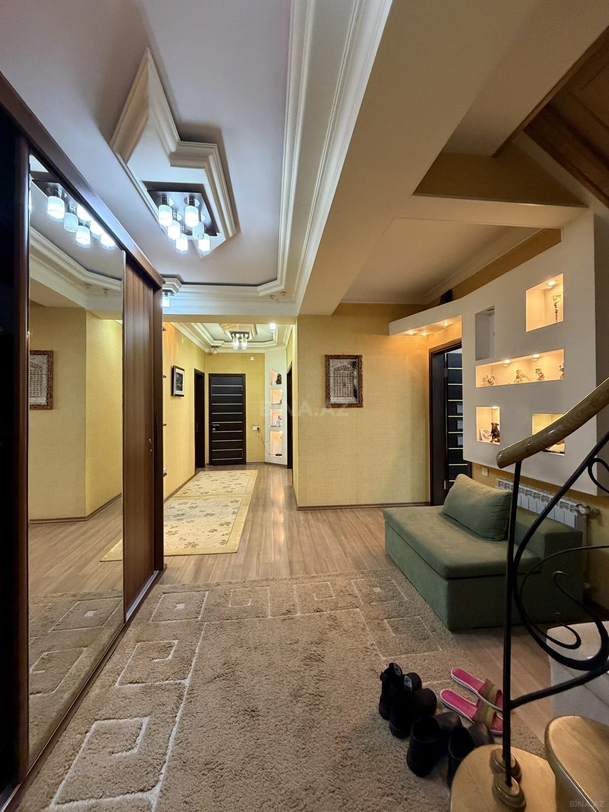 Satılır 7 otaqlı mənzil 306 m²