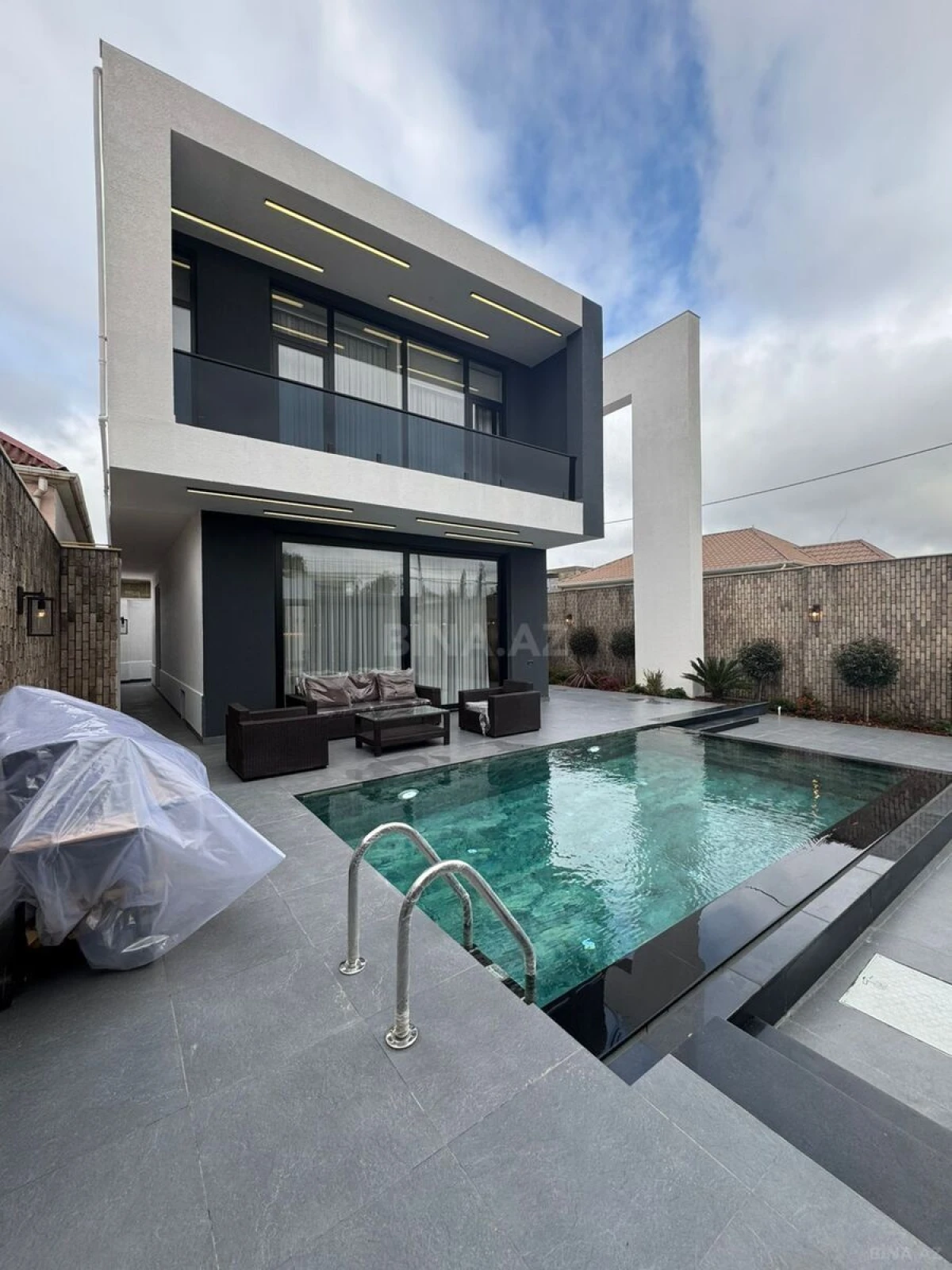 Satılır 4 otaqlı həyət evi 250 m²