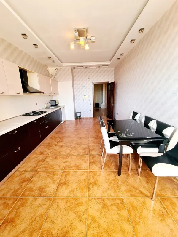 Kirayə verilir 3 otaqlı mənzil 175 m²