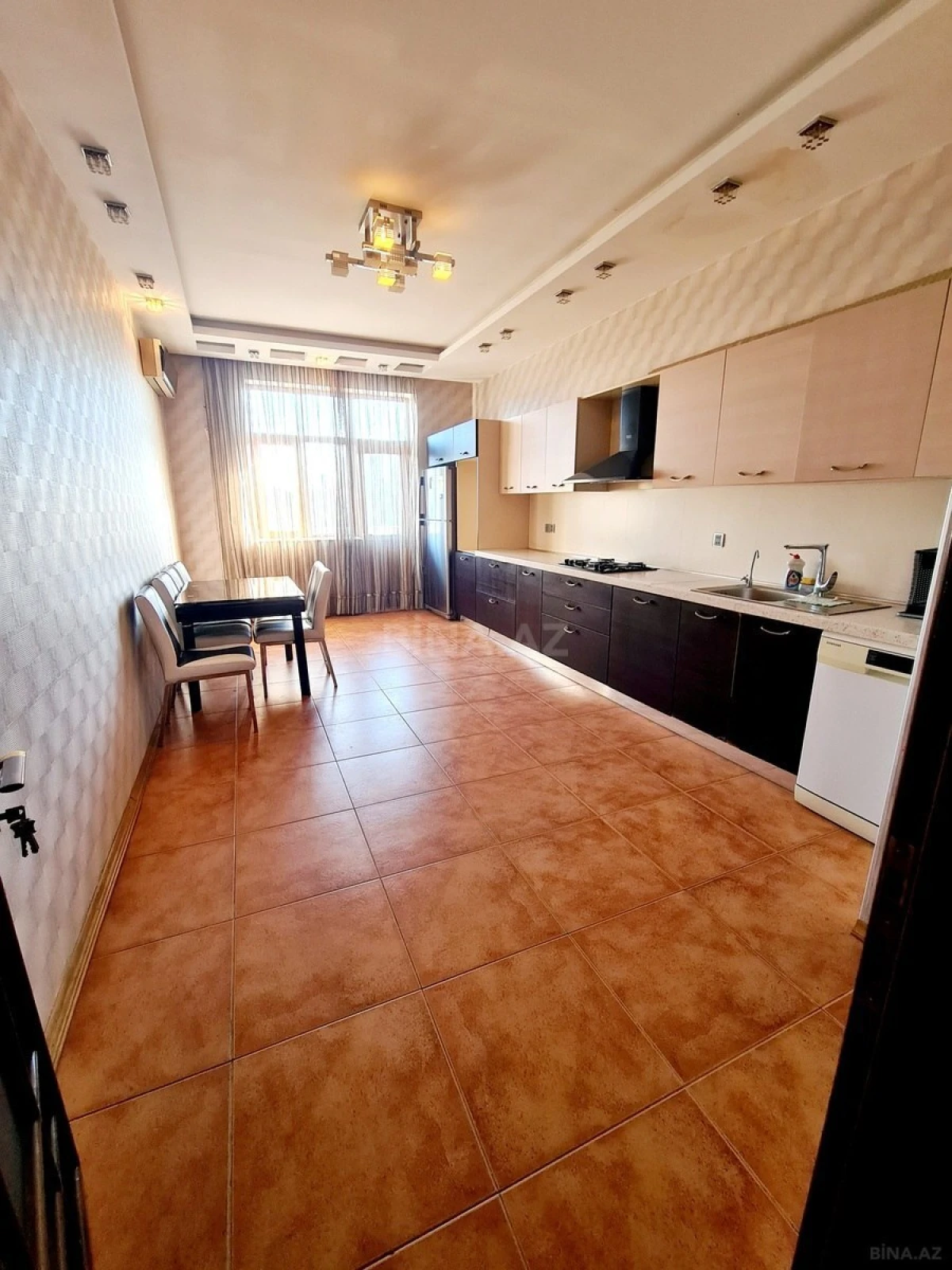 Kirayə verilir 3 otaqlı mənzil 175 m²