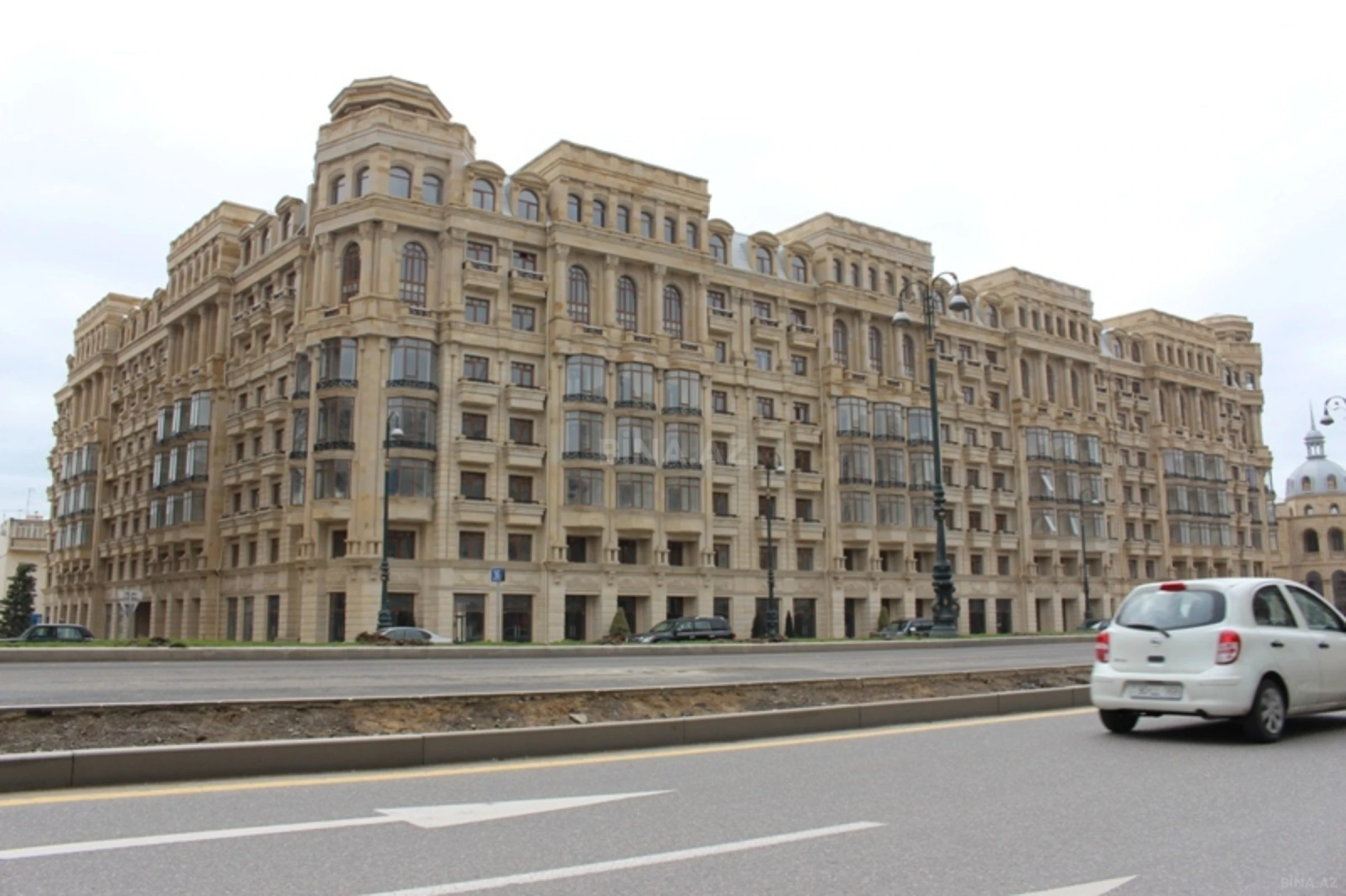 Satılır 5 otaqlı mənzil 202 m²