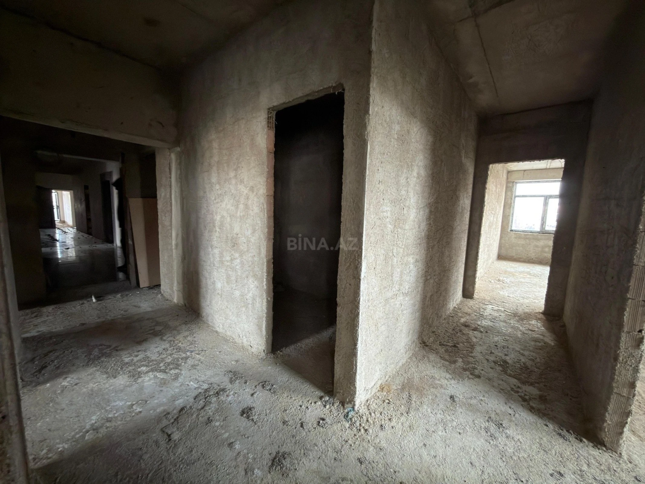 Satılır 4 otaqlı mənzil 137 m²