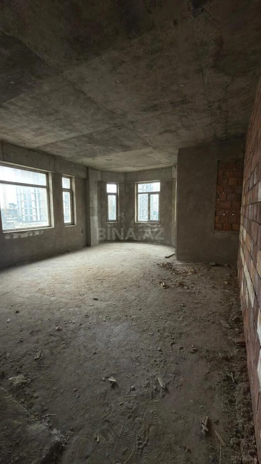 Satılır 5 otaqlı mənzil 225 m²