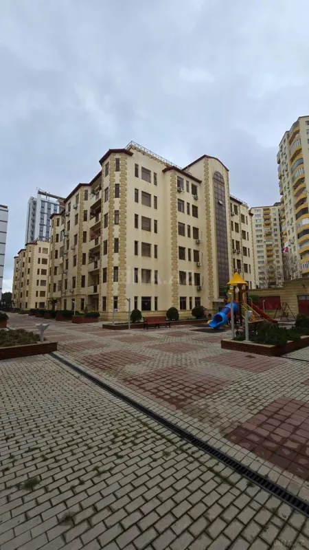 Satılır 5 otaqlı mənzil 225 m²