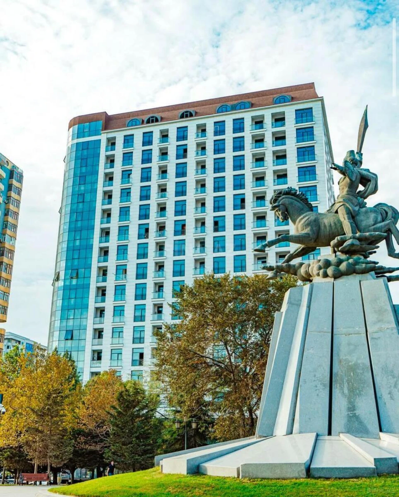 Satılır 4 otaqlı mənzil 175 m²