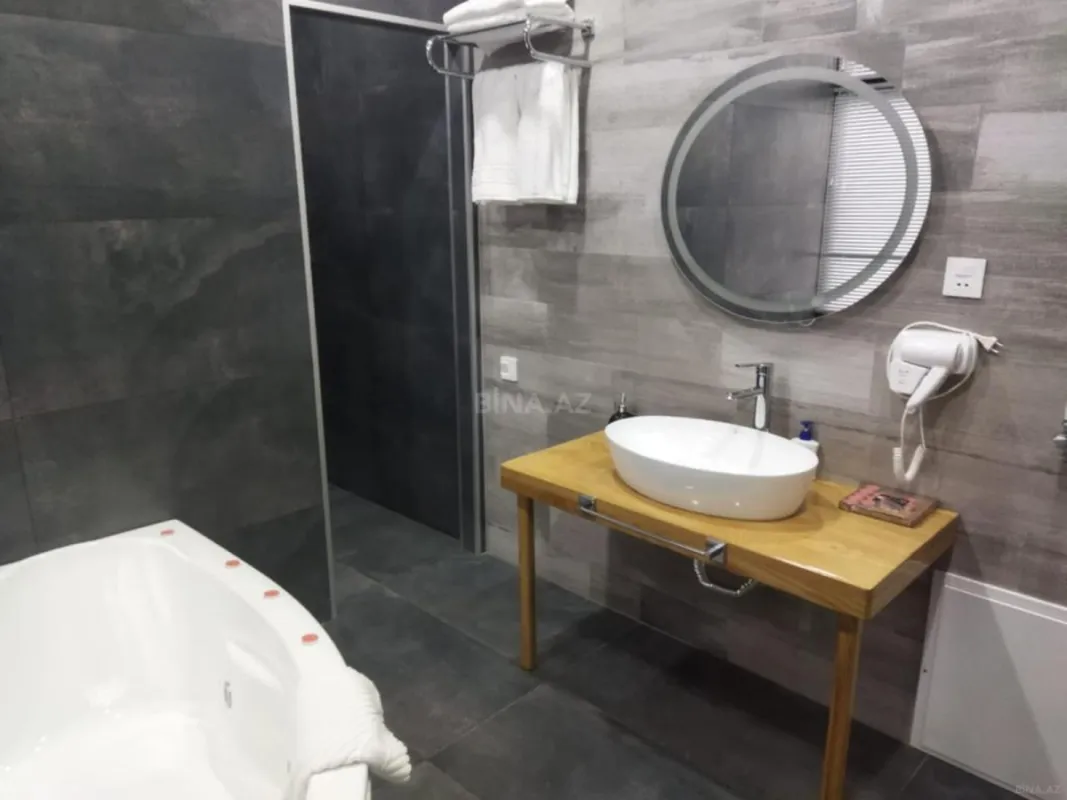 Satılır 8 otaqlı həyət evi 330 m²