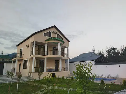 Satılır 8 otaqlı həyət evi 330 m²