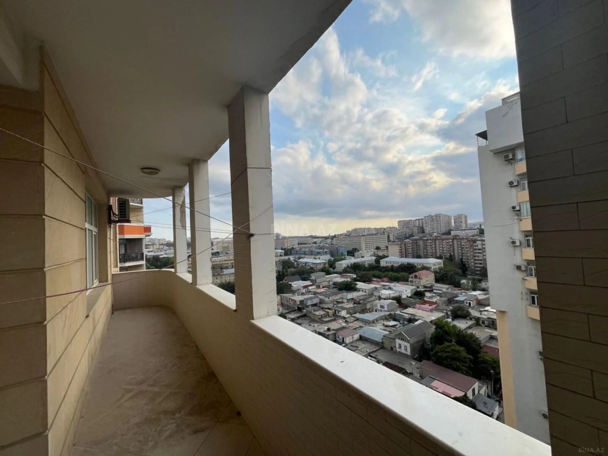 Satılır 4 otaqlı mənzil 205 m²