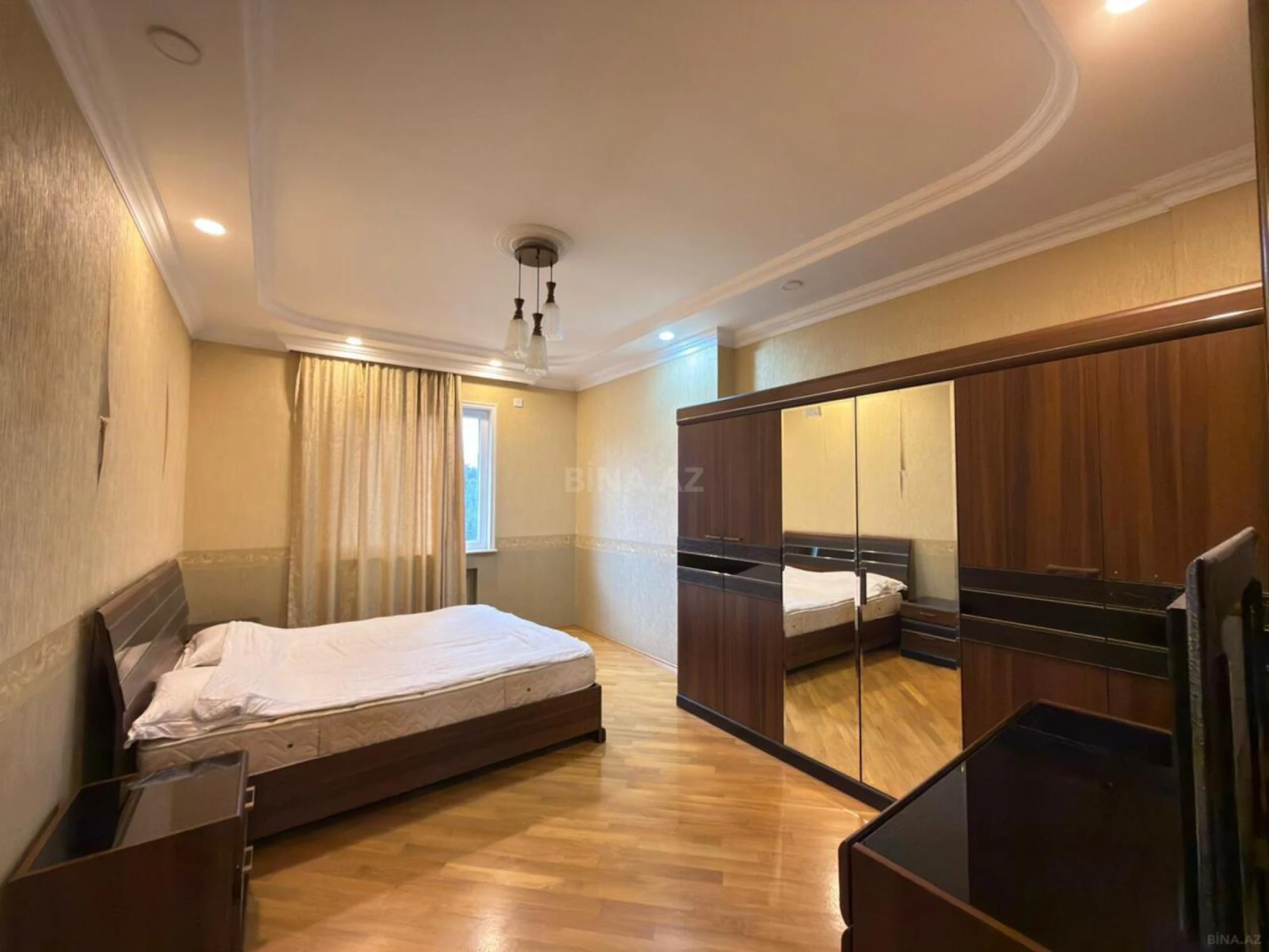 Satılır 3 otaqlı mənzil 145 m²