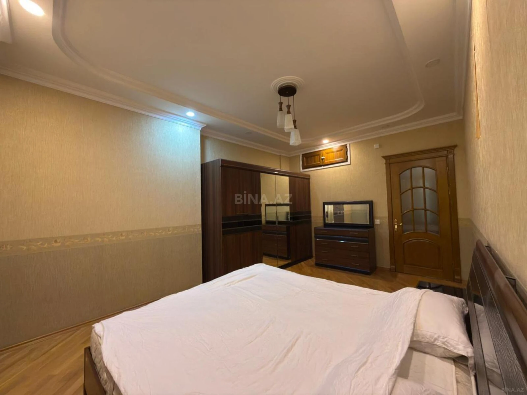 Satılır 3 otaqlı mənzil 145 m²