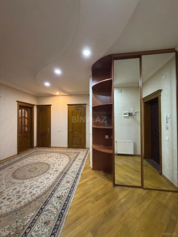 Satılır 3 otaqlı mənzil 145 m²