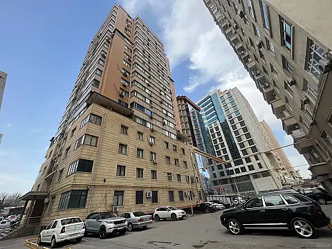 Satılır 3 otaqlı mənzil 145 m²