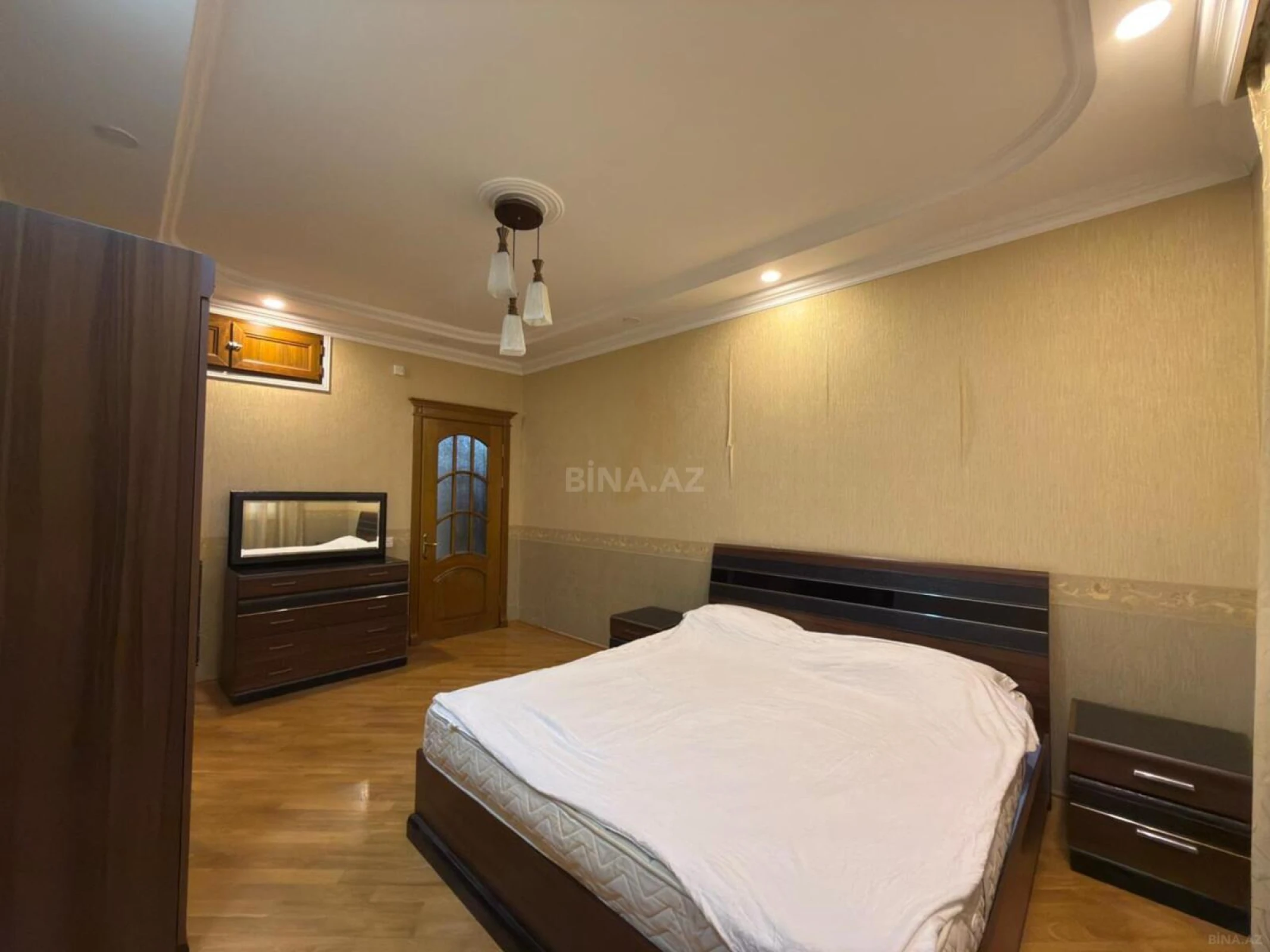 Satılır 3 otaqlı mənzil 145 m²