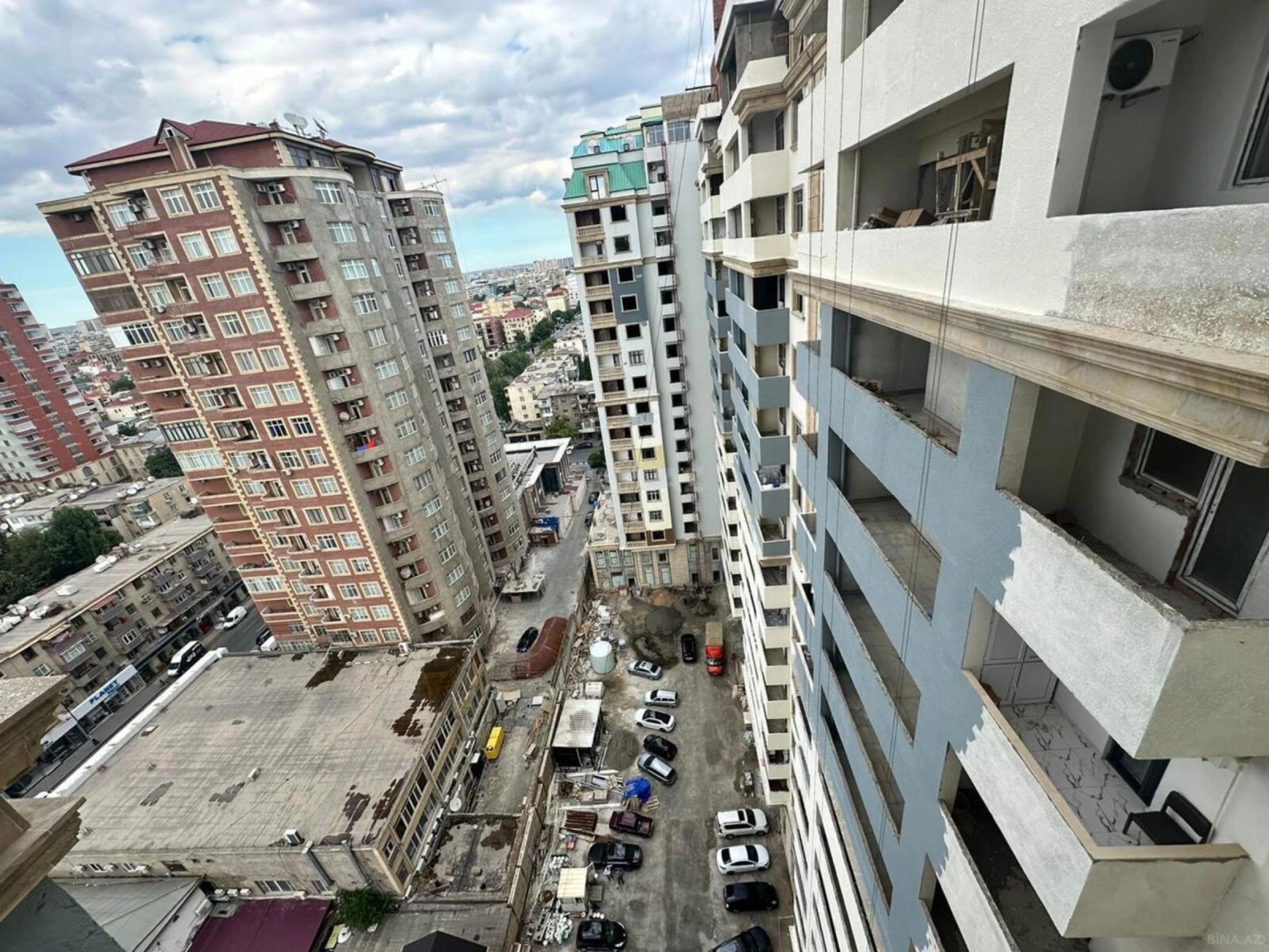 Satılır 5 otaqlı mənzil 320 m²