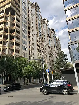 Satılır 5 otaqlı mənzil 320 m²