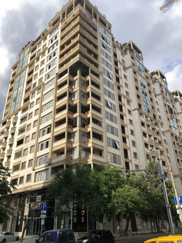 Satılır 5 otaqlı mənzil 320 m²