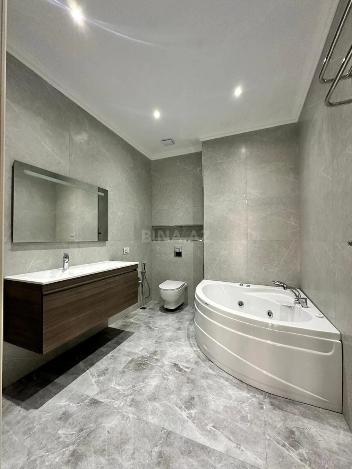 Satılır 3 otaqlı mənzil 171 m²