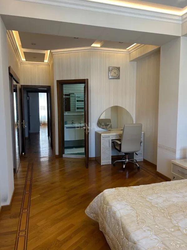 Satılır 3 otaqlı mənzil 135 m²
