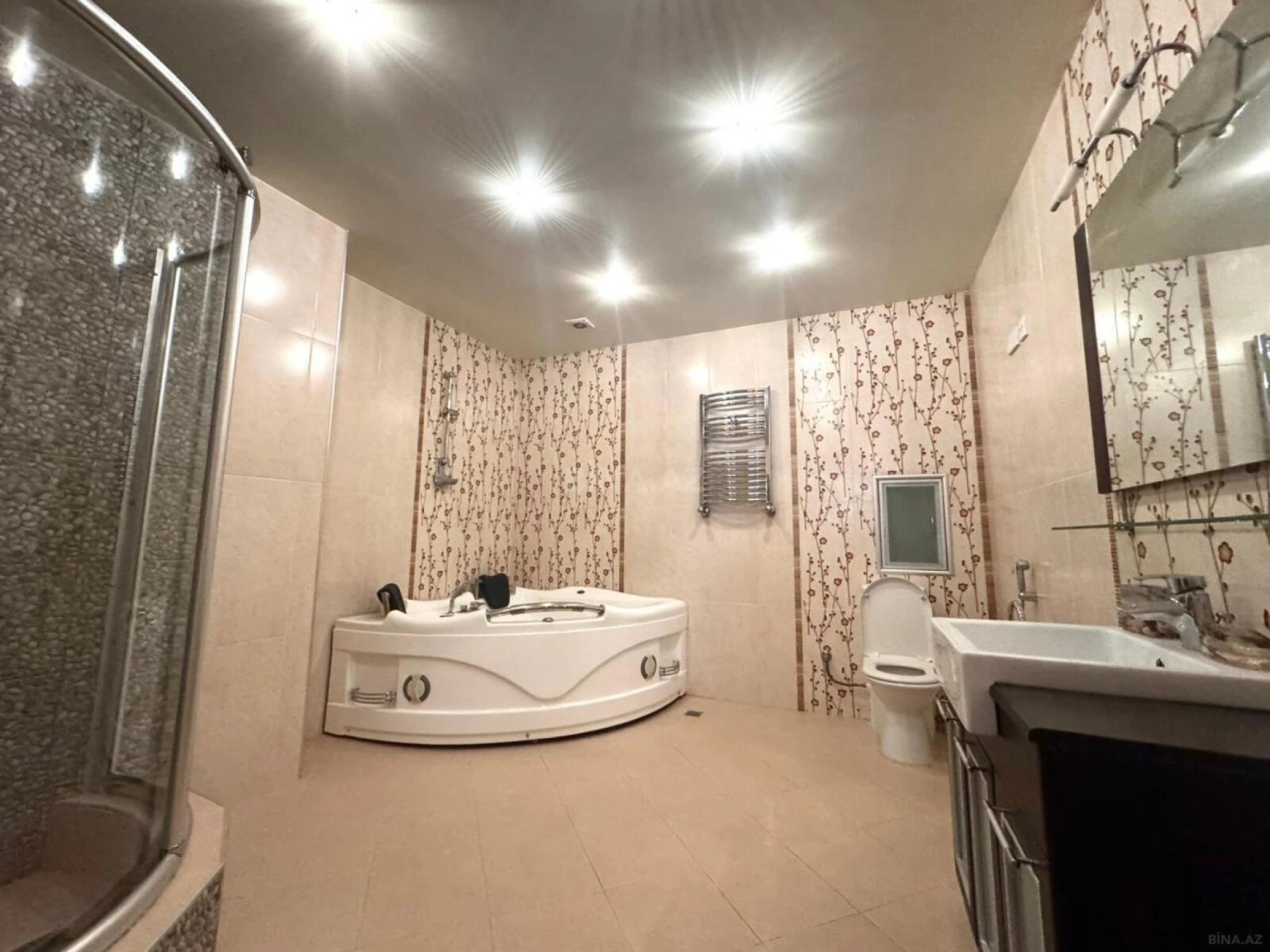 Satılır 3 otaqlı mənzil 153 m²