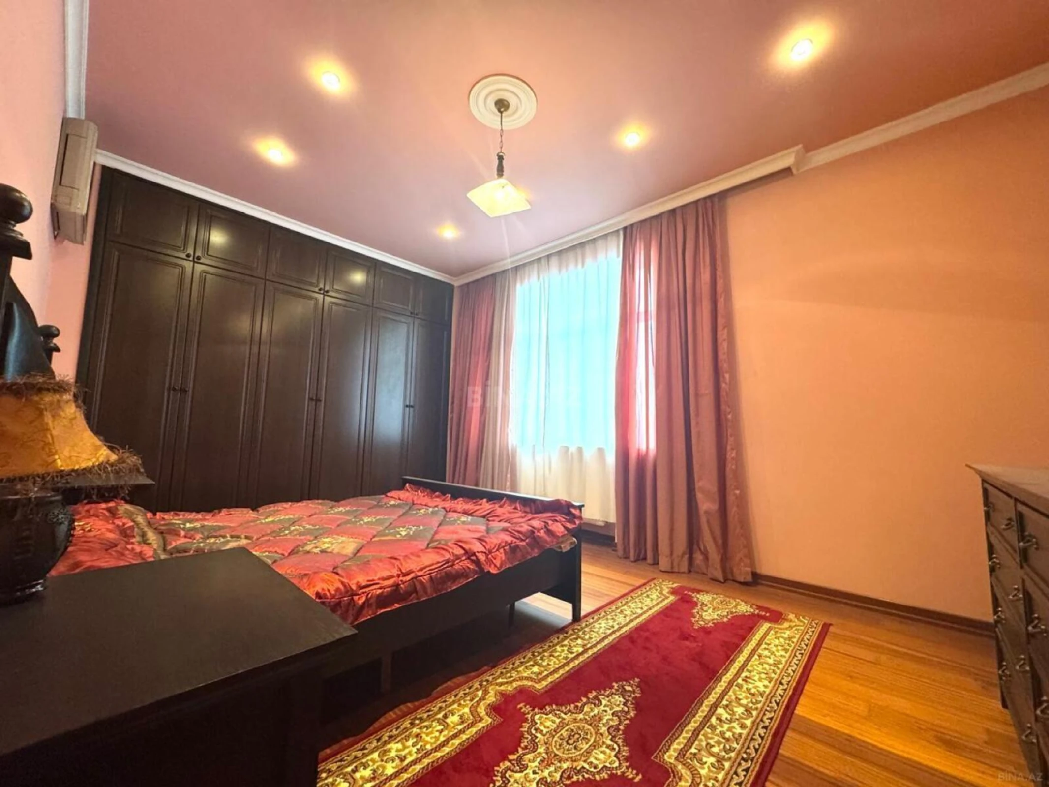 Satılır 3 otaqlı mənzil 153 m²