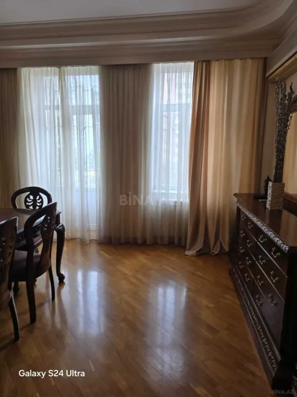 Kirayə verilir 4 otaqlı mənzil 250 m²
