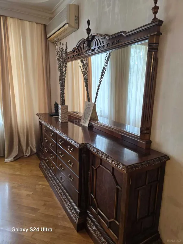 Kirayə verilir 4 otaqlı mənzil 250 m²