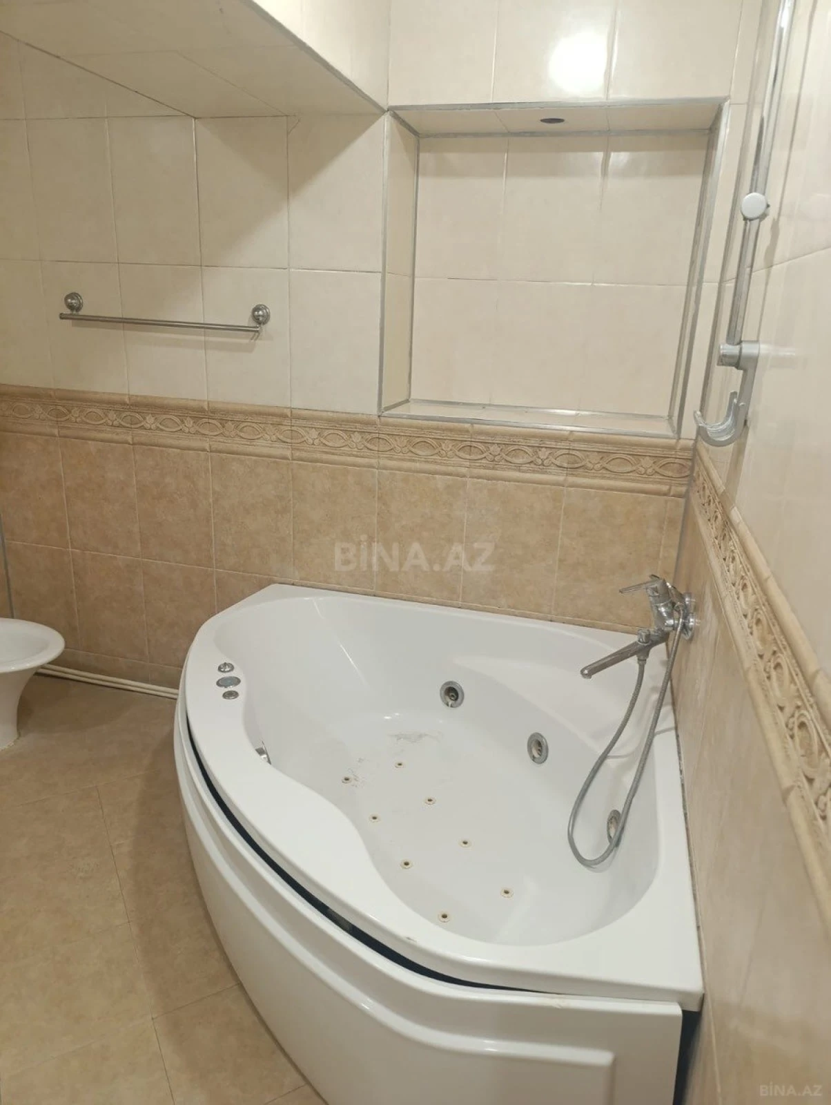 Satılır 3 otaqlı mənzil 122 m²