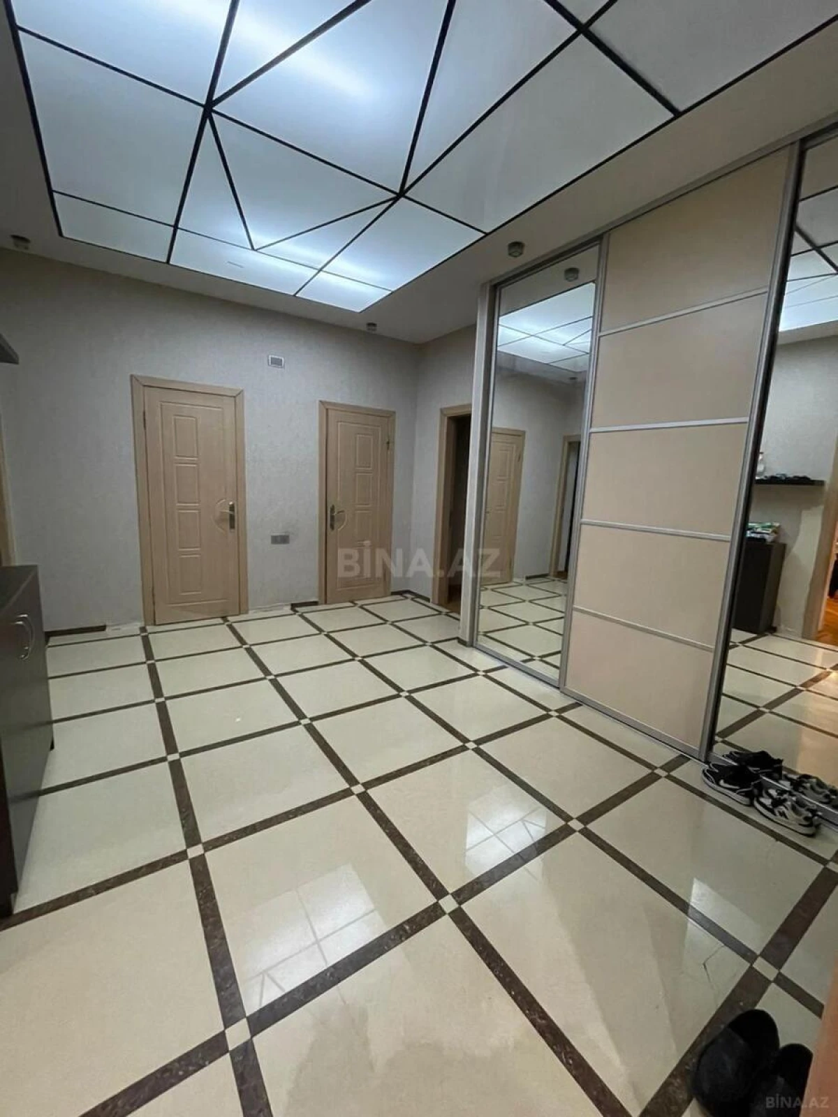 Satılır 3 otaqlı mənzil 137 m²