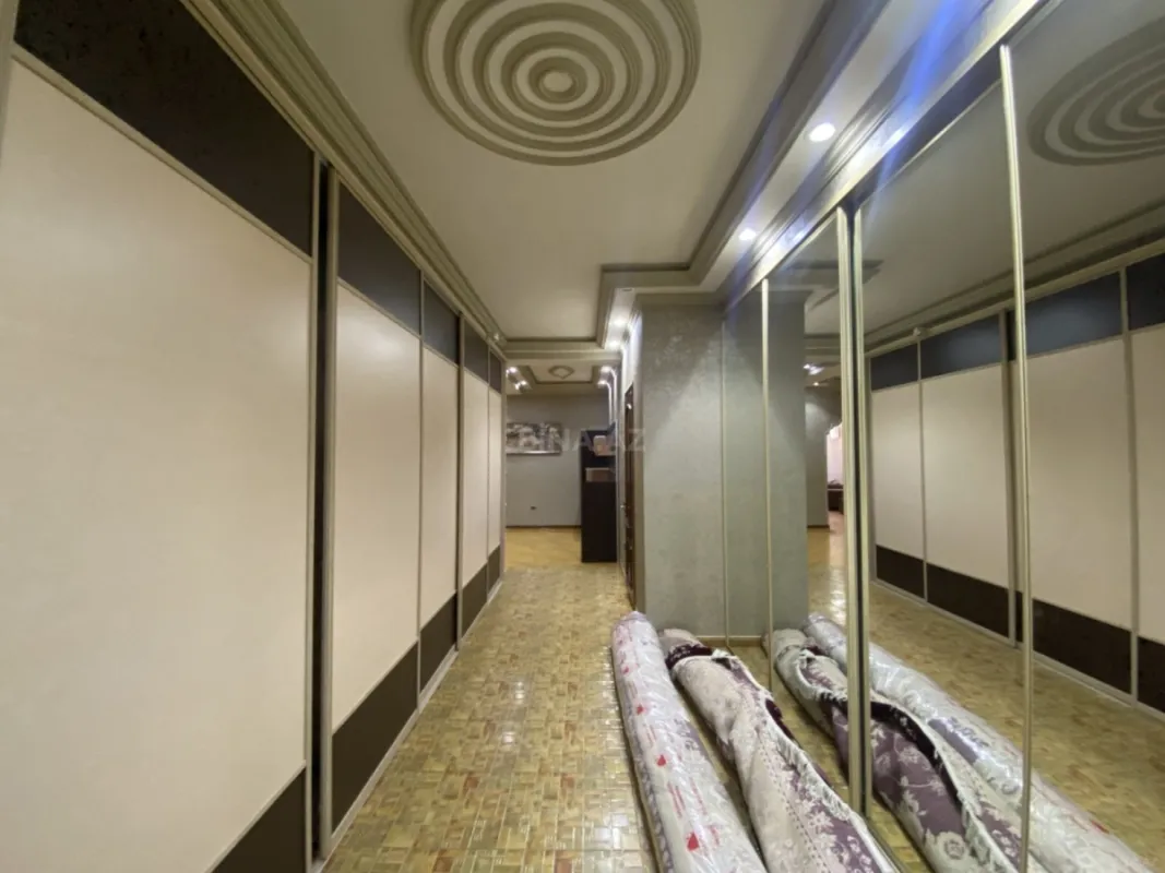 Satılır 4 otaqlı mənzil 250 m²