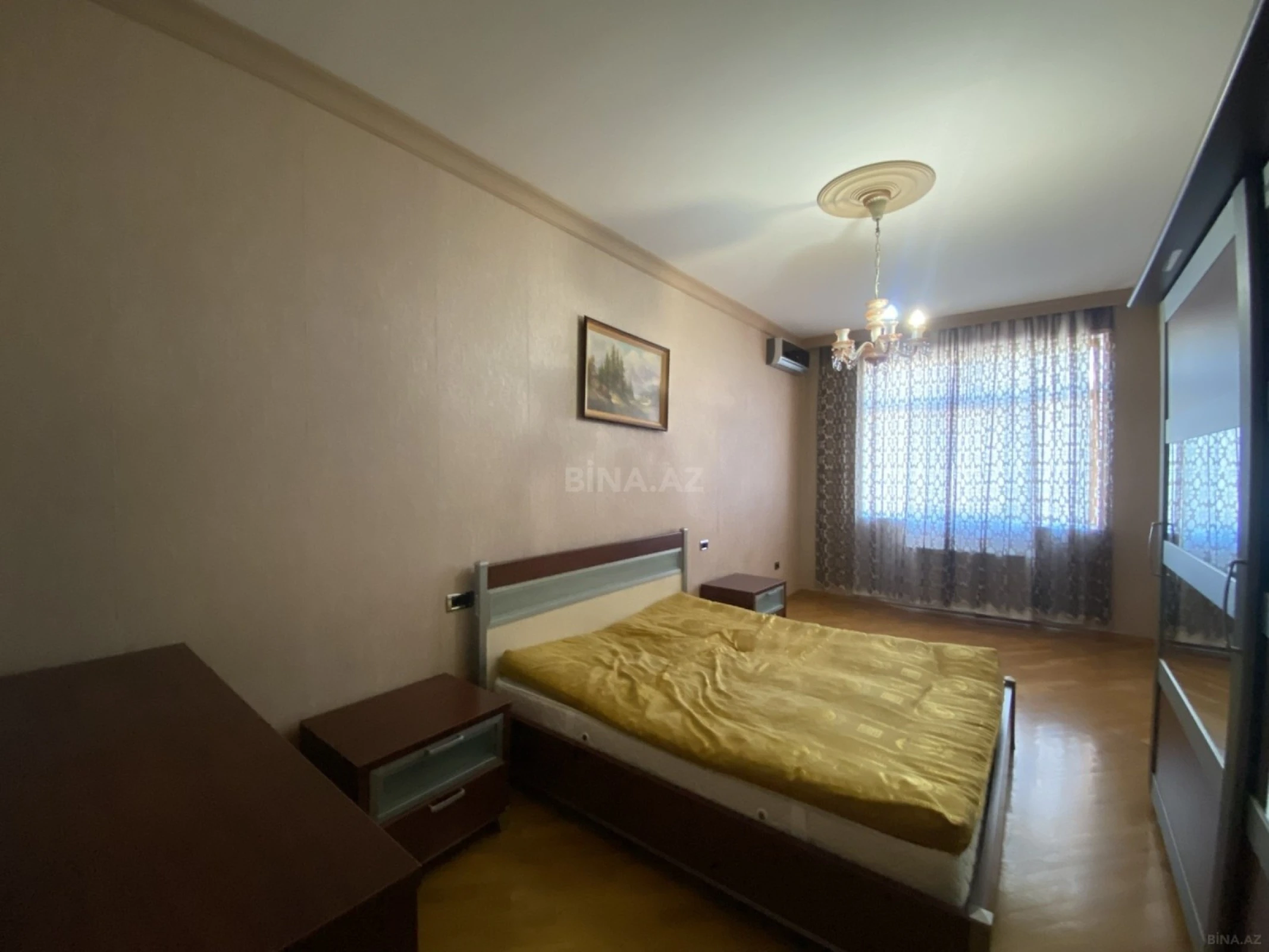 Satılır 4 otaqlı mənzil 250 m²