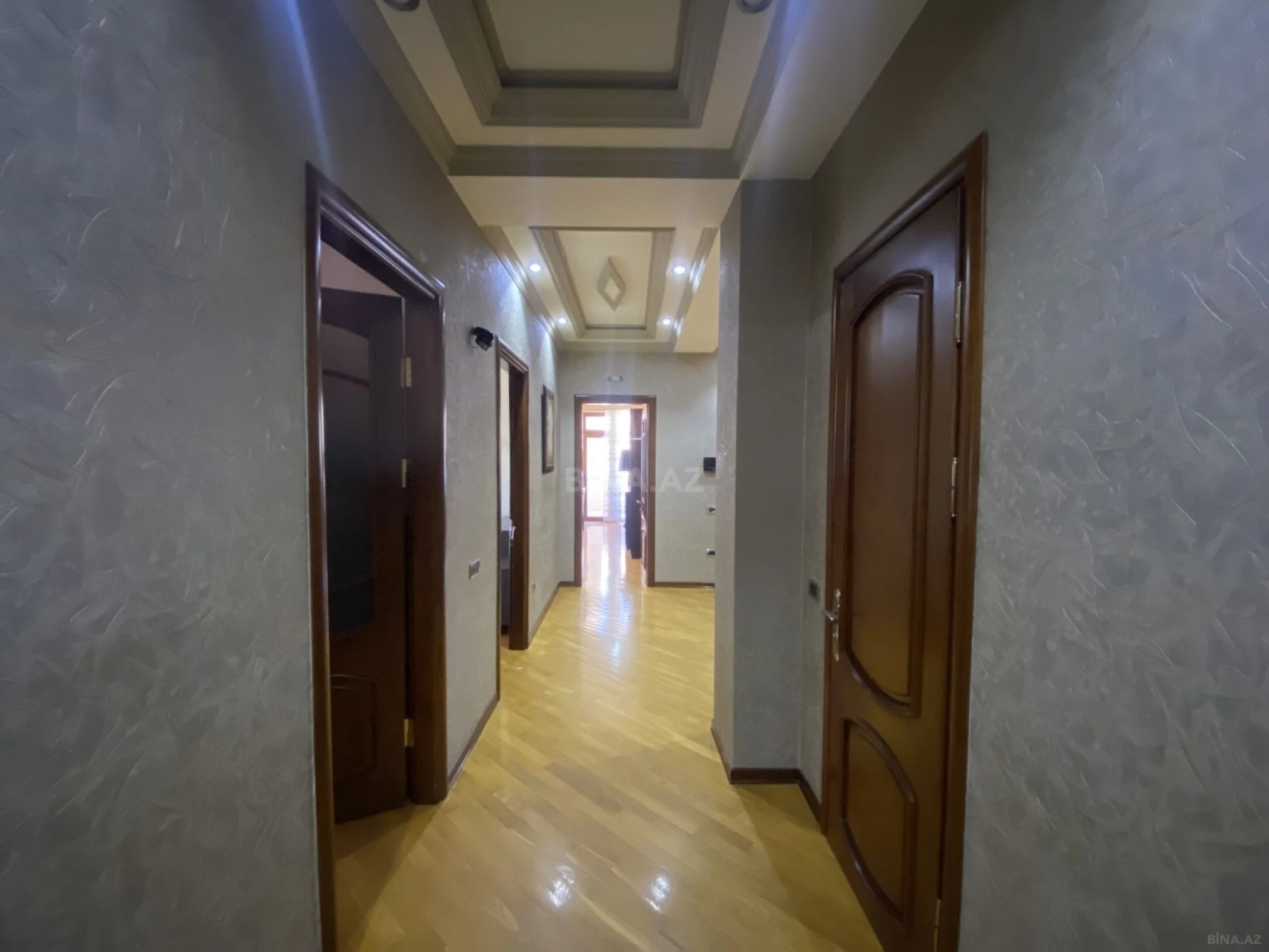 Satılır 4 otaqlı mənzil 250 m²