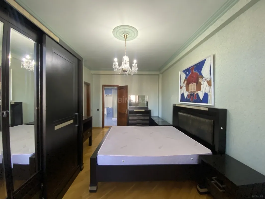 Satılır 4 otaqlı mənzil 250 m²